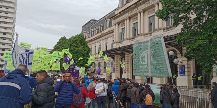La militancia en La Plata aguardando los resultados del Escrutinio Definitivo.