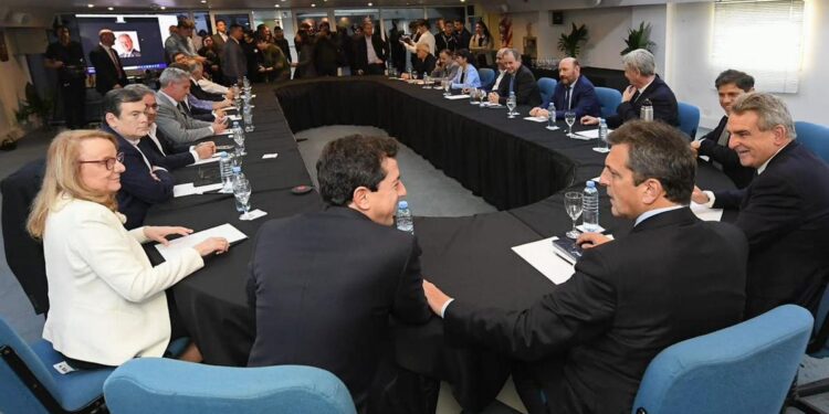 Mientras la oposición es un caos, Massa se reúne con gobernadores de 18 provincias para analizar un amplio programa de gobierno