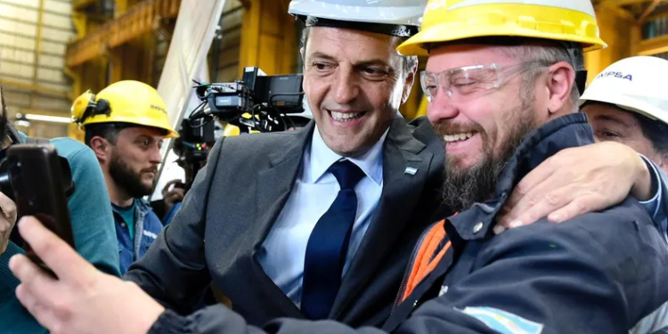 Massa cierra su campaña en una fábrica con una propuesta de producción y empleo