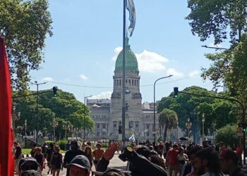 La Dignidad no se negocia: Crónica de una plaza que no se rinde