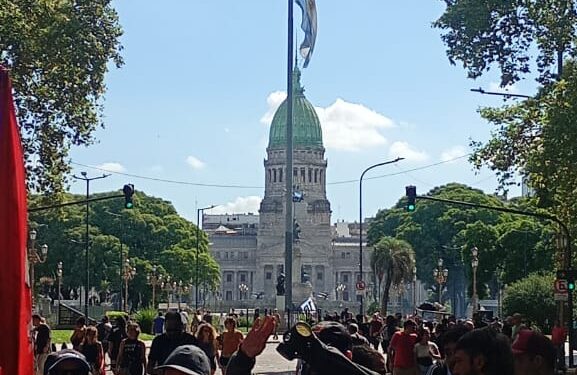 La Dignidad no se negocia: Crónica de una plaza que no se rinde