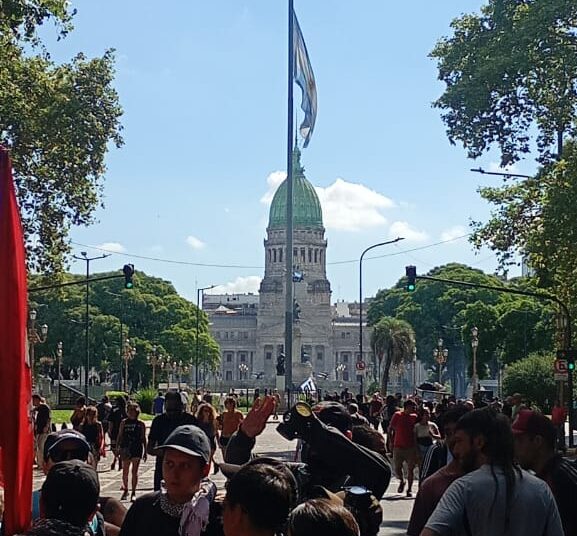 La Dignidad no se negocia: Crónica de una plaza que no se rinde